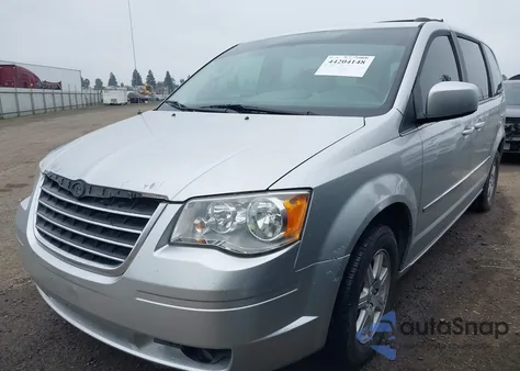 2010 Chrysler Town & Country Touring z USA, uszkodzony, nr VIN 2A4RR5D18AR253243
